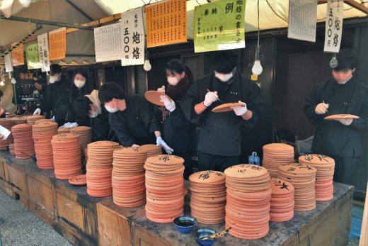 素焼きの皿“ 炮烙 ”に墨書きして厄除けを願う「 壬生寺 」節分会