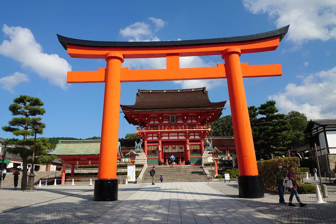 伏見稲荷大社・2月の「 初午大祭 」で御神木の「 しるしの杉 」を授かり 奥社から四ツ辻までのお山めぐりで、京都市街一望の絶景を楽しむ!