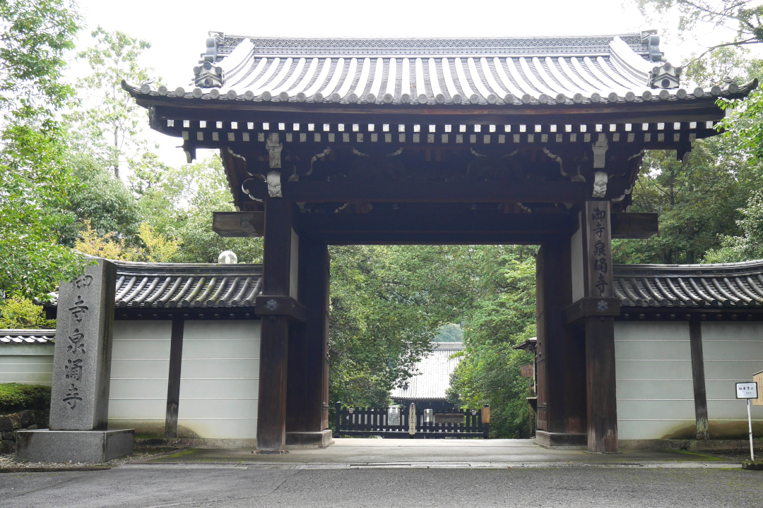 圧巻!「 東福寺 」の大伽藍に掲げられる室町時代の画聖が描いた涅槃図 極彩色の美しさが際立つ、日本最大の涅槃図を祀る「 泉涌寺 」拝観へ