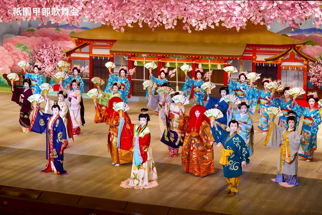 京に春を告げる華やかな歌舞会 第150回 ≪ 都をどり ≫ 記念公演鑑賞  祇園甲部の芸舞妓さんが踊る 演題「 都をどり 百五十回 源氏物語舞扇 」