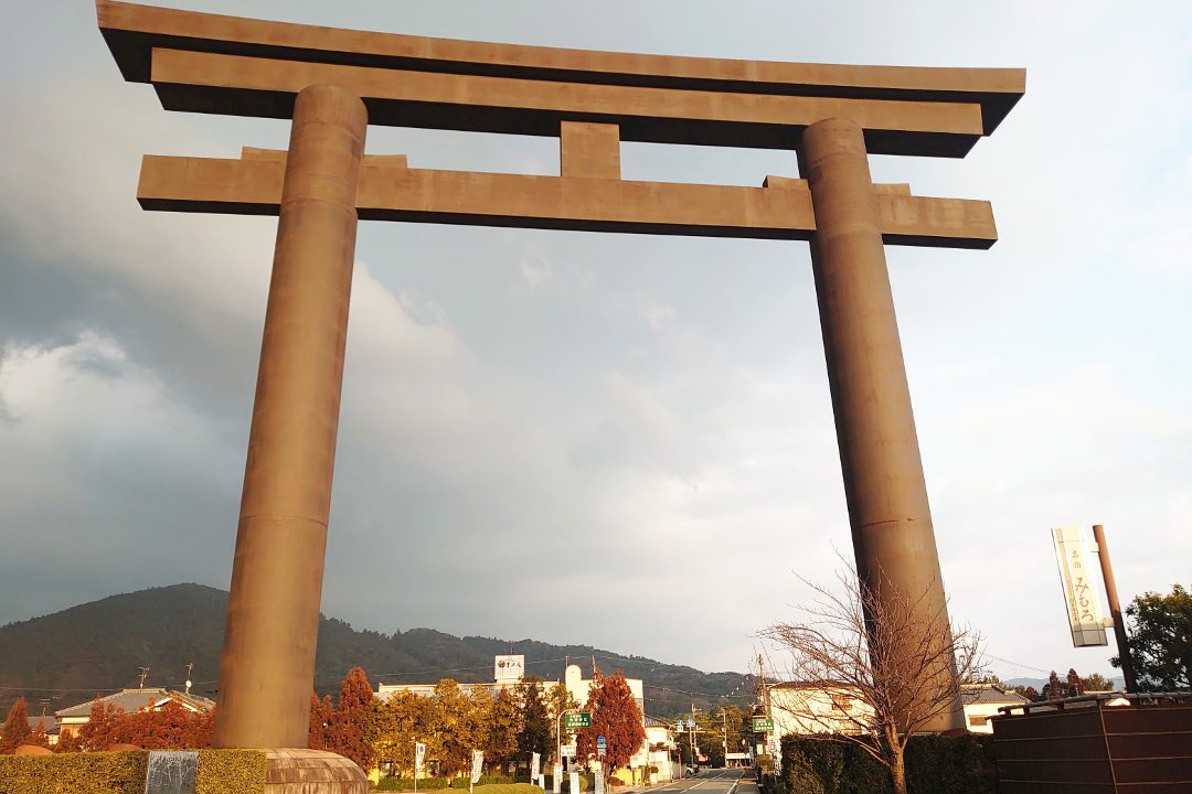 ツツジの名所・長岳寺参拝から山の辺の道へ、黎明期に日本を統治した 崇神天皇陵、景行天皇陵を巡り、日本最古の神社とされる大神神社へ