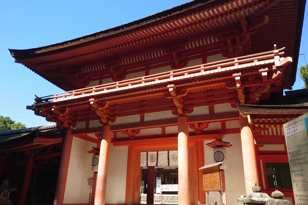 藤の名所・世界遺産の春日大社を参拝し、日本最古の十二神将が祀られた新薬師寺へ。奈良三大遊郭であった木辻町など風情ある奈良町も探訪