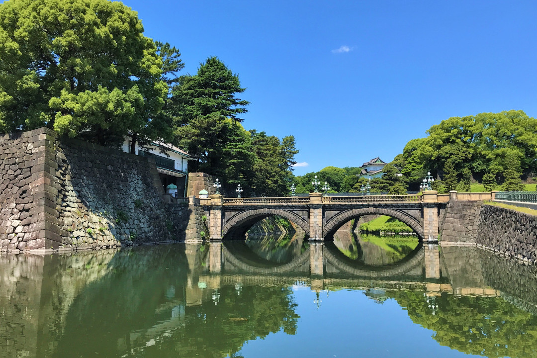 - 東京さんぽ - 東京の歴史ぶらり散歩とスペシャルなランチタイム♪ 徳川家康が入城した将軍家の城郭「 江戸城 」東御苑&天守台跡さんぽ 名門・東京會舘「 如水会館 」名物ローストビーフ&フリードリンク付き