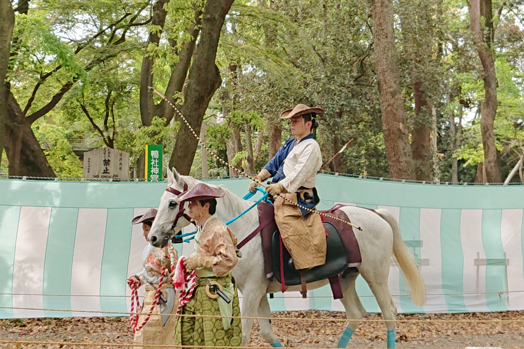 疾走する馬上から放つ矢が的へ迫力の「流鏑馬神事」を観覧席から鑑賞! 美麗の神様として人気の河合神社、世界文化遺産の下鴨神社へも参拝