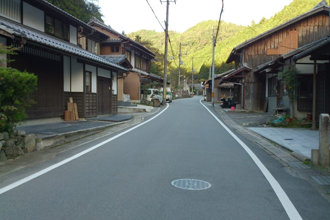 鞍馬寺門前から「鞍馬街道」を歩いて洛中へ。小町伝説の補陀洛寺や 借景が見事な圓通寺を拝観、最後は御蔭祭が行われている下鴨神社へ