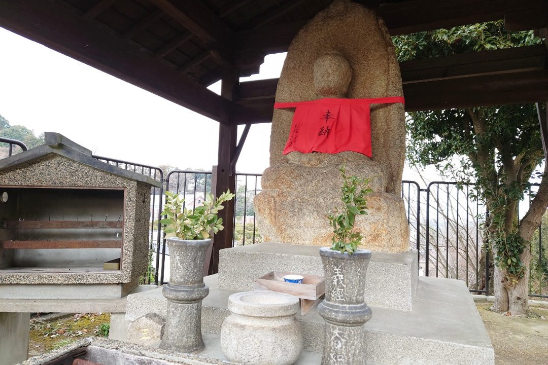 源氏再興を誓った義経!日ノ岡峠と旧東海道に受け継がれる伝説 平家一団を供養した石仏と義経が血刀を清める為に腰かけた石とは
