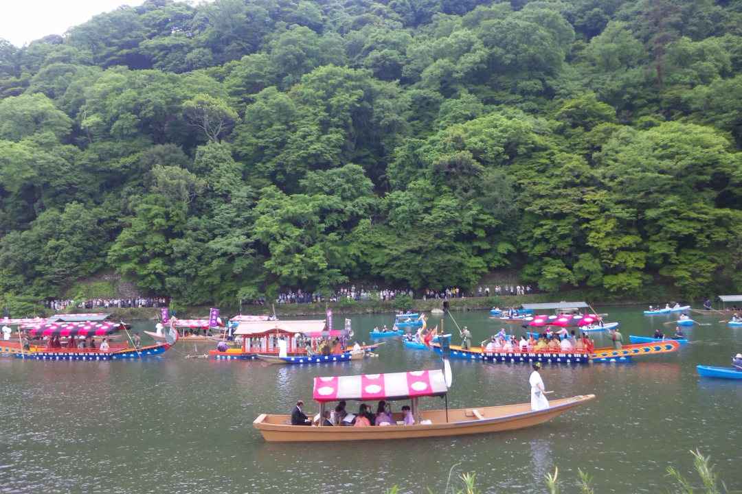 新緑の嵐山を彩る優美な「三船祭」を見学後、嵯峨野を巡りながら、 「嵯峨祭」の神幸祭で最も賑わう野宮神社・愛宕神社の御旅所へ