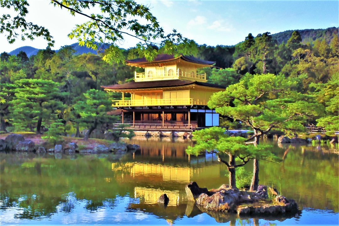 修復完了! 室町幕府の歴代将軍ゆかりの禅刹「 金閣寺 」「 等持院 」 美しい檜皮葺きの舎利殿「 金閣 」と 等持院・歴代将軍の木像「 霊光殿 」
