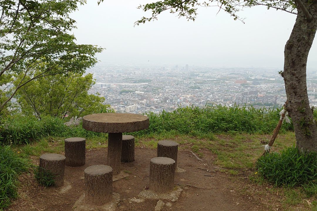 戦国の覇者・三好長慶の命日に居城「 飯盛山城跡 」を踏破 日本屈指の壮大な山城を巡り、楠木一族ゆかりの地や野崎観音へ