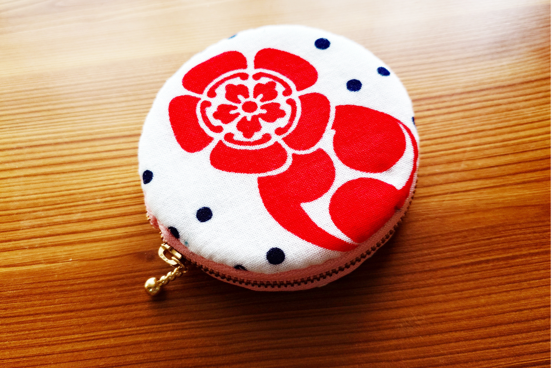 【 祇園祭 和裁教室 】手のひらサイズでカワイイ♪「 マカロンポーチ 」 今年も「 祇園祭 」ゆかりの絵柄“ 巴木瓜紋 ”布で 京小物 を作ろう♪