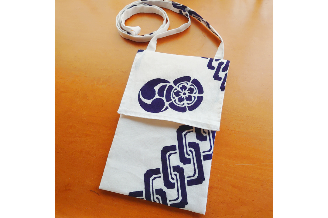 京の伝統工芸品“ みすや針 ”で手ぬい「 斜め掛けのスマホバッグ 」 「 祇園祭 」ゆかりの絵柄“ 巴木瓜紋 ”の布で 京小物を作りましょう♪
