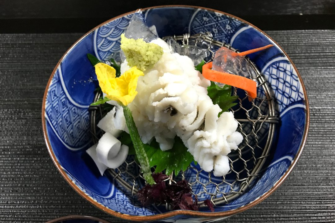 祇園祭発祥の地である神泉苑に参拝後、【鱧祭】とも呼ばれる祇園祭の 期間中に京料理二傳さんにて鱧弁当に舌鼓!ご主人の鱧料理のお話も!