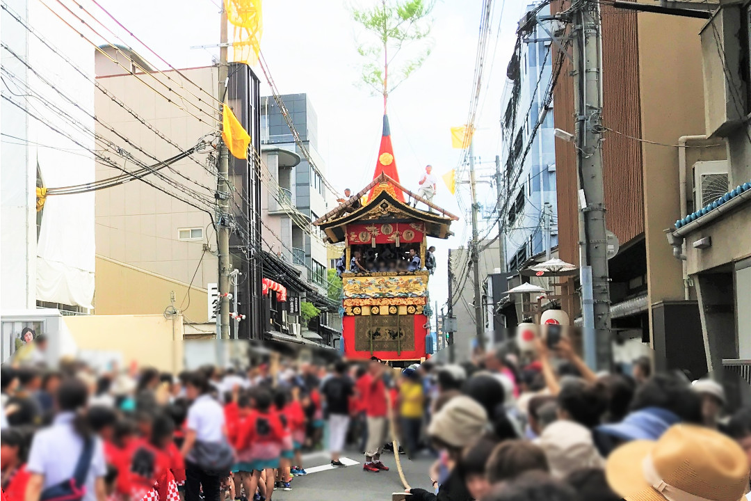 【 祇園祭 】の熱気あふれる!祭り支度で賑わう山鉾町さんぽ ズラリと立ち並ぶ絢爛豪華な鉾をめぐり、試運転「 曳初め 」見学へ