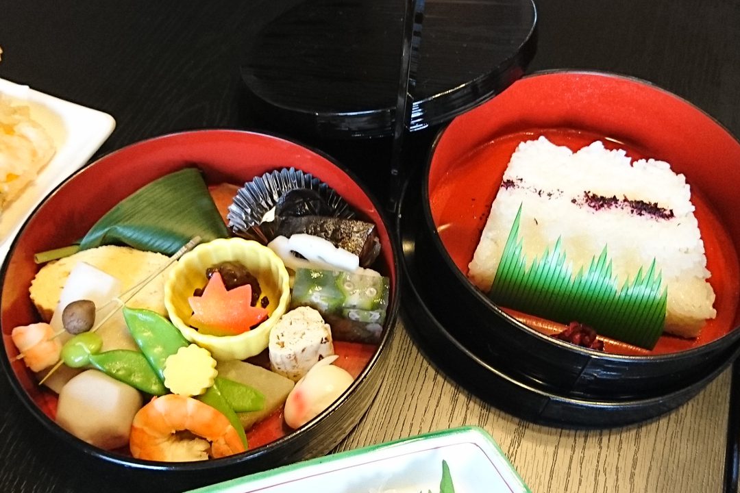 仁和寺・日本一小さな国宝「薬師如来坐像」特別拝観と吉田兼好の里 双ヶ丘と妙心寺を歩き、京料理・萬長にて「つれづれ弁当」を味わう