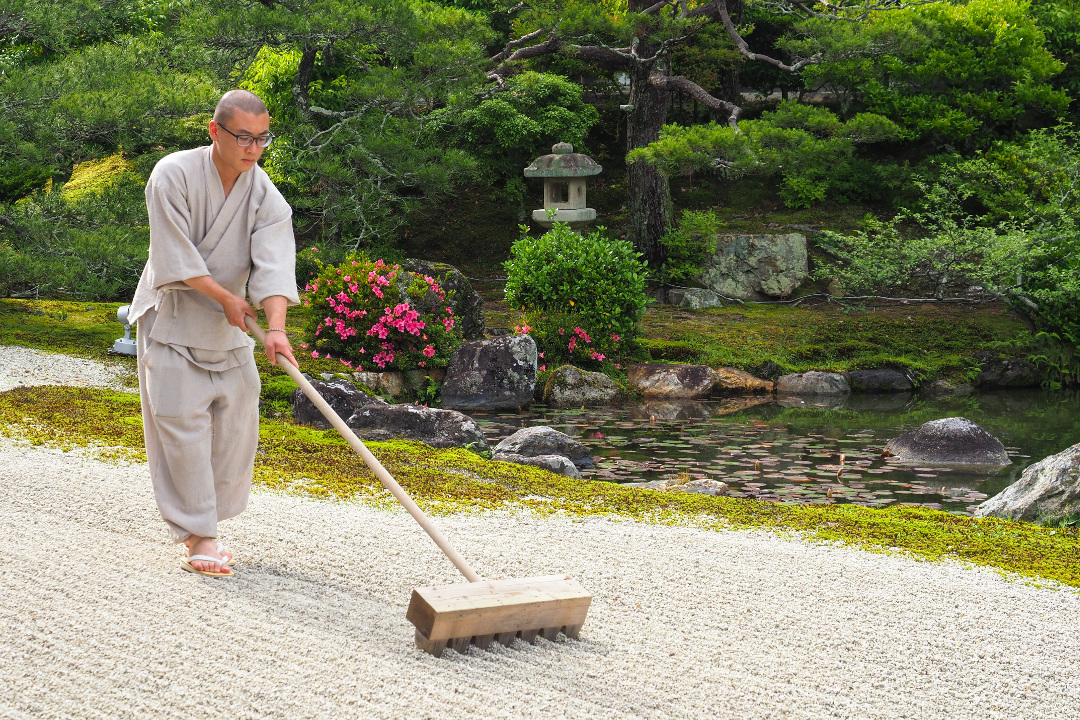 【 らくたび限定 】僧侶と過ごす早朝の仁和寺! 国宝・金堂での読経と 御室御殿庭園での砂紋引きでこころを鎮め、僧侶と一緒に朝粥をいただく