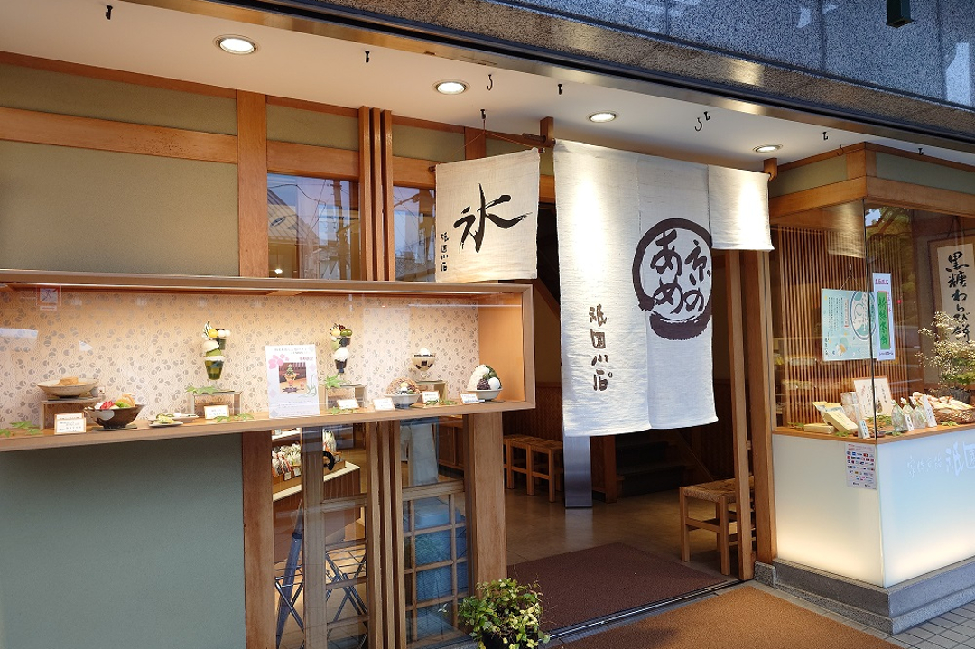 『 京の夏の旅 』22年ぶり公開!祇園造の国宝「 八坂神社 本殿 」拝観と 暑気払い!“ 厄除けの小豆 ”が入った「 祇園小石 かき氷 」を味わう♬