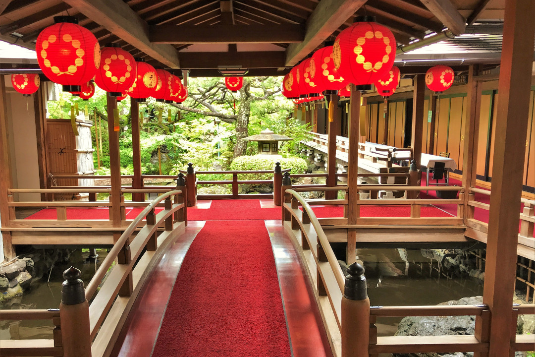 京の夏の風物詩!風情漂う上七軒歌舞練場で、冷たいドリンクを片手に 暑気払い♪芸舞妓さんと一緒に、京情緒たっぷりのひとときを過ごす