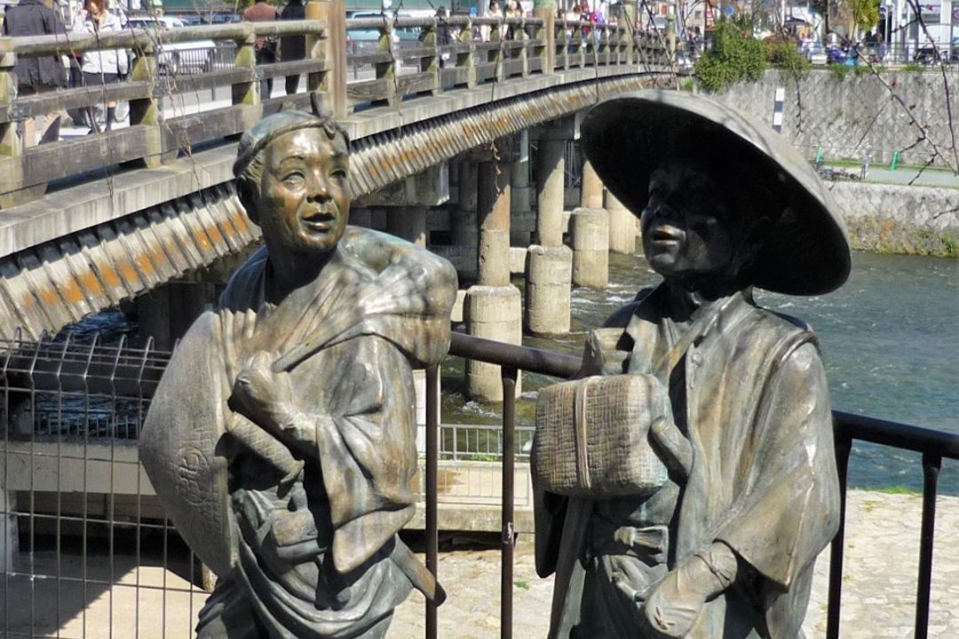 京の町衆の活気を感じる「 三条通 」の史跡さんぽ と「 町名めぐり 」 レトロ建築を眺めながら“ 東海道五十三次 ”西の起点「 三条大橋 」へ