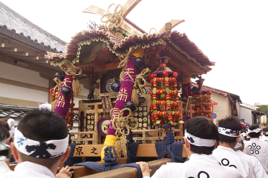 北野祭の還幸祭で盛り上がる北野界隈を散策!8000体の達磨が祀られた 達磨寺へも立ち寄り、最後は上七軒にて瑞饋神輿と行列を迎えます