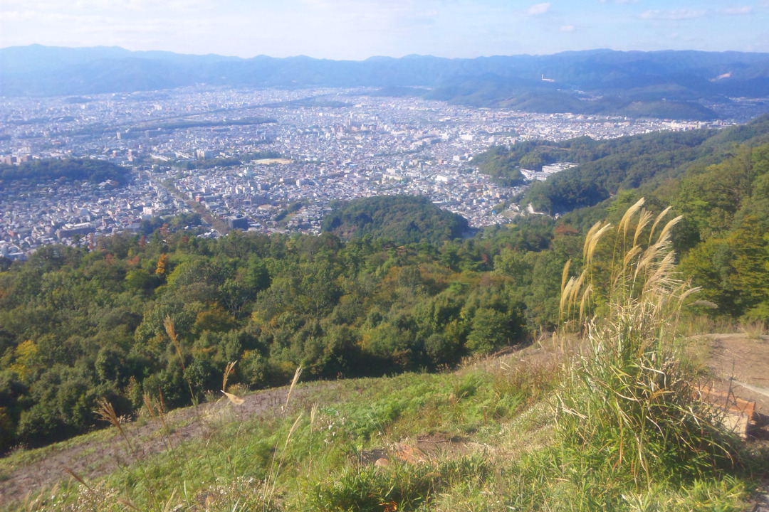 絶景の東山如意ヶ嶽へ、秘境の楼門の滝や俊寛僧都の山荘跡地も探訪! 東山文化の象徴・銀閣寺、五山の送り火の「大」を管理する浄土院へ