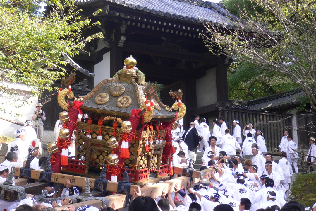 祇園祭の原型!剣鉾差しの妙技と勇壮な神輿渡御が必見の粟田祭見学と東山の裏道さんぽ。壮大な知恩院の裏側に佇む安養寺と吉水弁財天へ!