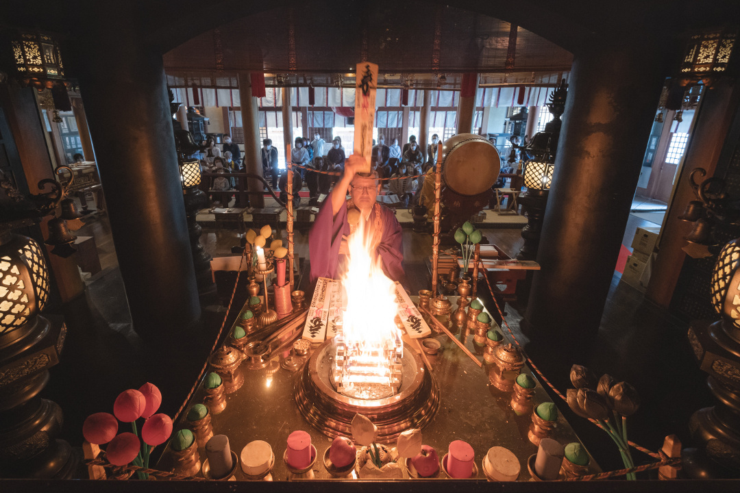 紅葉が彩る「 狸谷山不動院 」参拝! 僧侶による本堂内陣の特別拝観と 厄除け「 護摩木の祈祷 」と 鳴海餅本店「 秋 限定名物 栗赤飯 弁当♪ 」