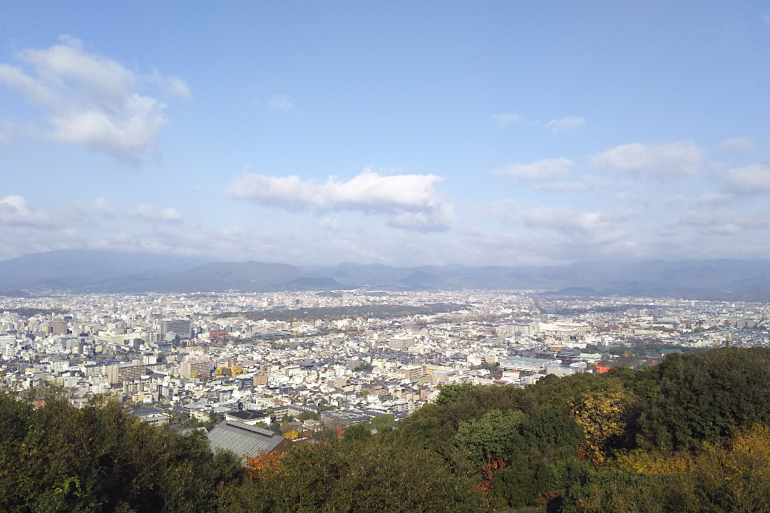 「 将軍塚青龍殿 」京都の市街地を一望!圧巻の大パノラマが広がる 法然上人の旧跡・法垂窟から、絶景と紅葉を目指して東山ハイキング♪