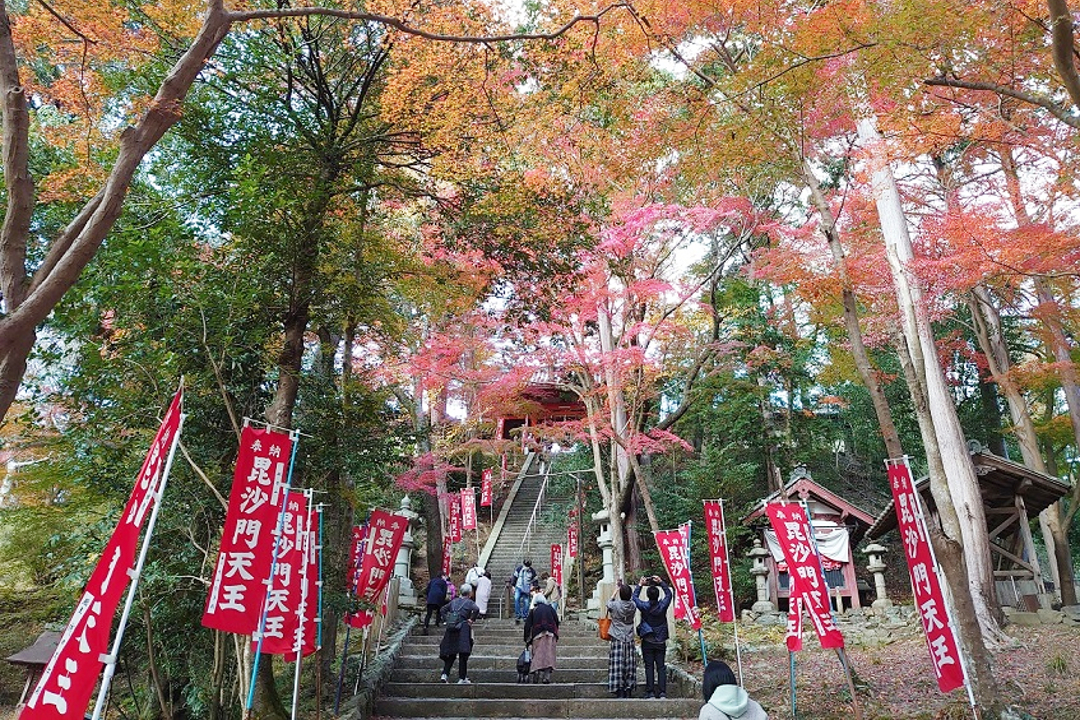 京の山科・古刹巡り!深紅の紅葉に彩られる参道が圧巻の「 毘沙門堂 」と “ 山科の聖天さん ”で呼び親しまれる 紅葉の隠れ名所「 双林院 」参拝へ