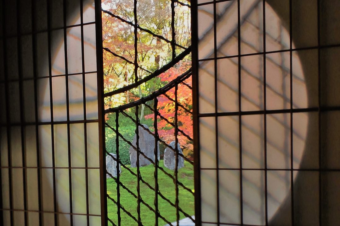 暮秋の紅葉さんぽ♪ 壮大なる禅寺「 東福寺 」国宝・三門の特別公開 円窓から眺める苔と紅葉のコントラストが美しい「 光明院・波心庭 」