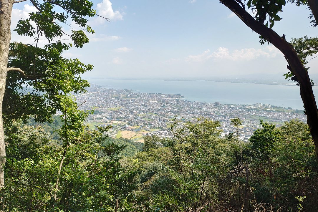 明智光秀がはじめて任された宇佐山城を目指し、湖国を眼下に 天智天皇を祀った近江神宮、山中に佇む宇佐八幡宮にも参拝