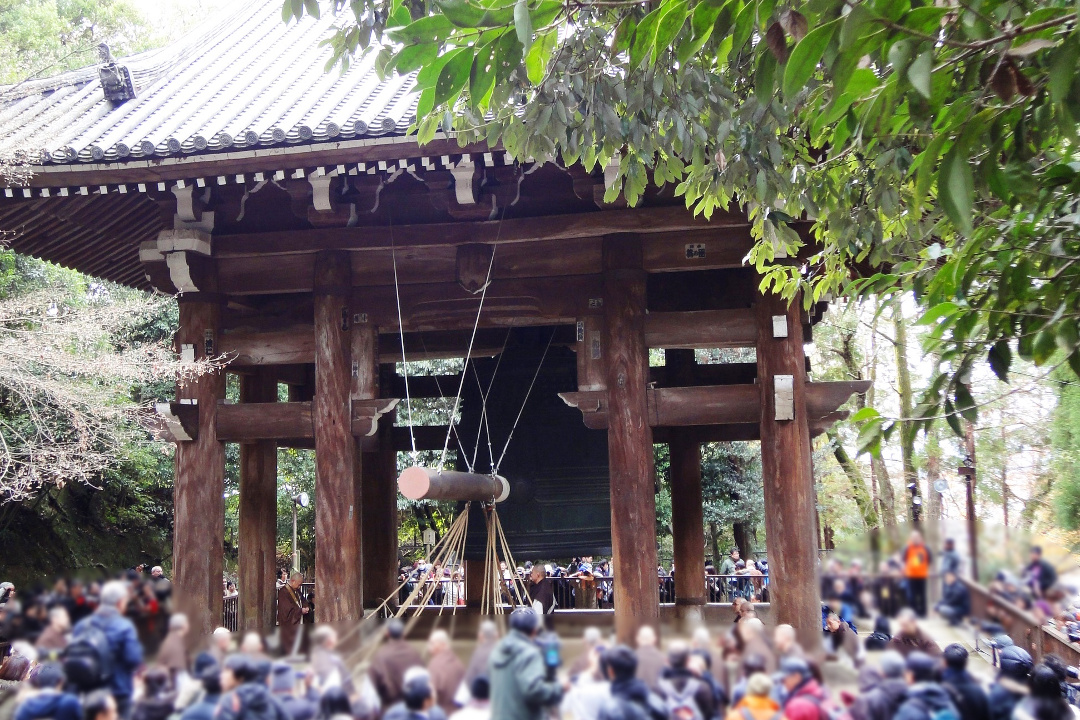 17 人の僧侶が撞く荘厳な鐘の音「 知恩院 」除夜の鐘の試し撞き見学 京の冬のであいもん!海老芋 と 棒鱈 の炊合せ「 いもぼう 」を味わう