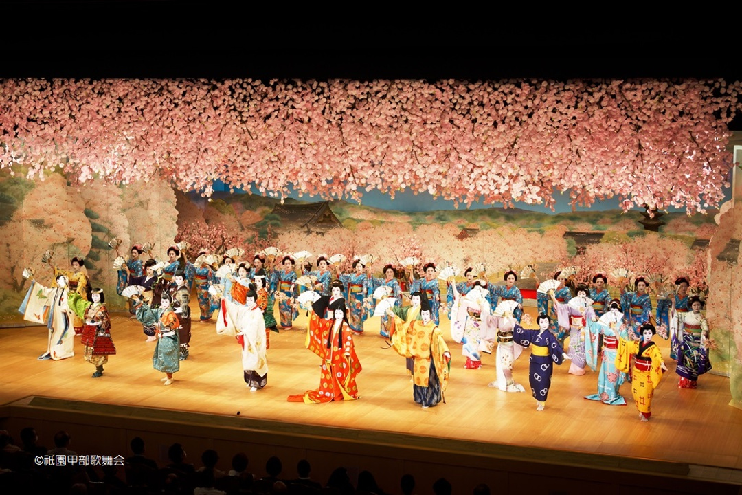 - 京に春を告げる踊り -「 都をどり 」祇園甲部歌舞練場こけら落し 演題「 新華舞台祇園繁栄 」7年ぶり新開場する歌舞練場の記念公演へ♪