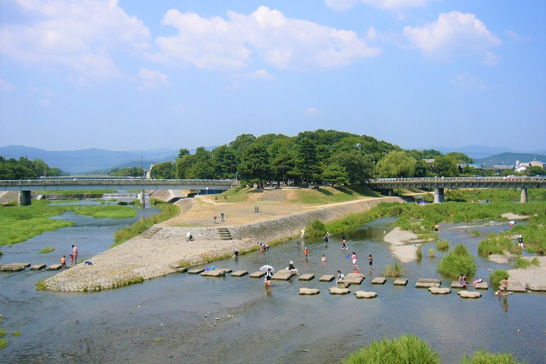 まろやかな清水湧く地 平安の昔に貴人が住んだ御所東エリアの散策へ