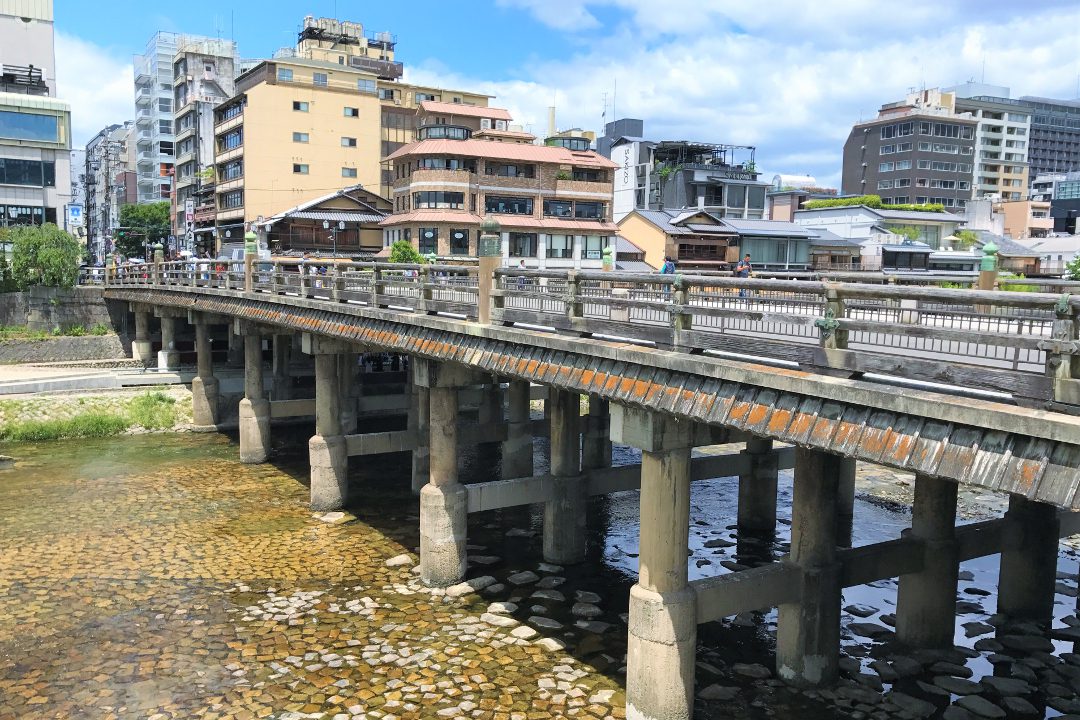 三条大橋から東へ!秀吉と光秀の伝説を辿り粟田神社で旅の安全祈願を
