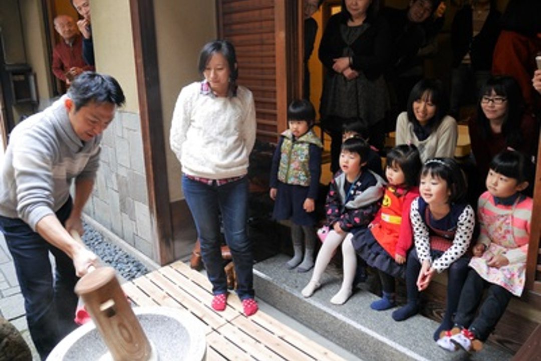 京町家で餅つきと年賀状づくり