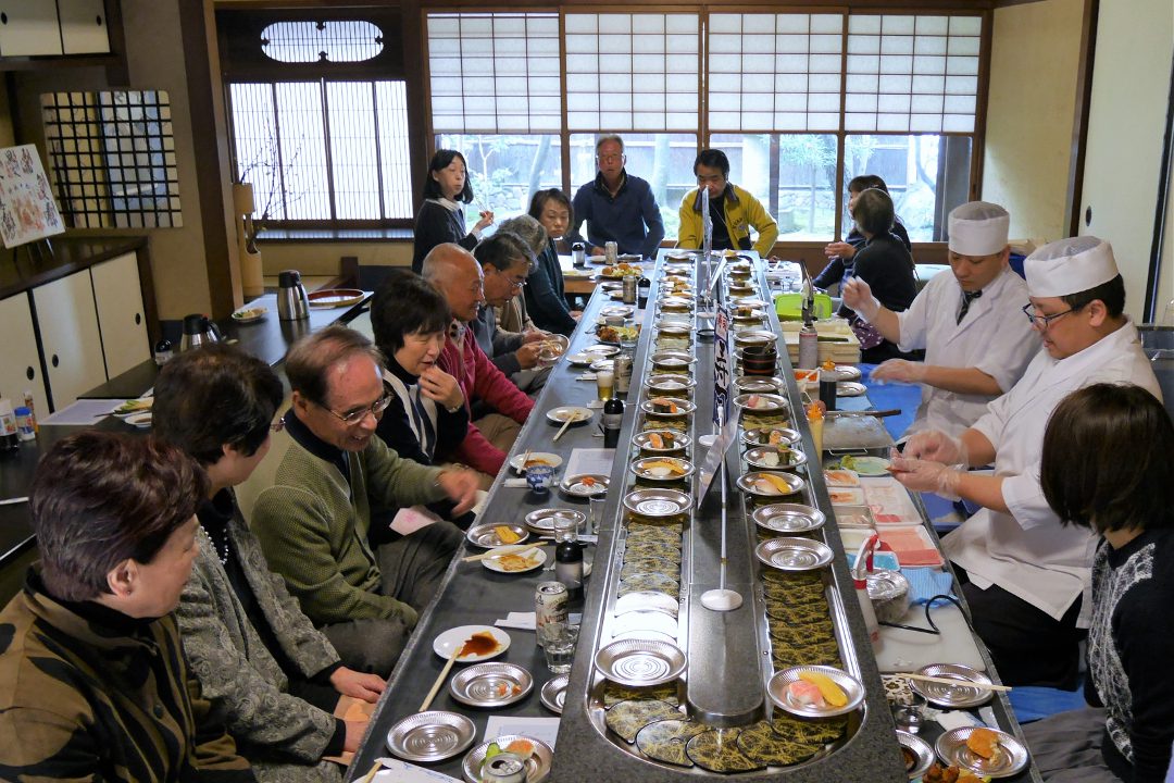 大座敷で回転寿司を味わう