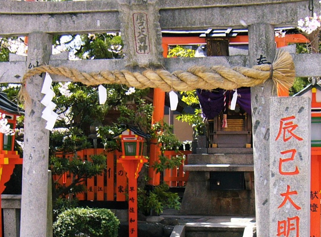 京都・東山のご利益めぐり 歴史深い祇園の社寺と緑の柳が美しい白川へ