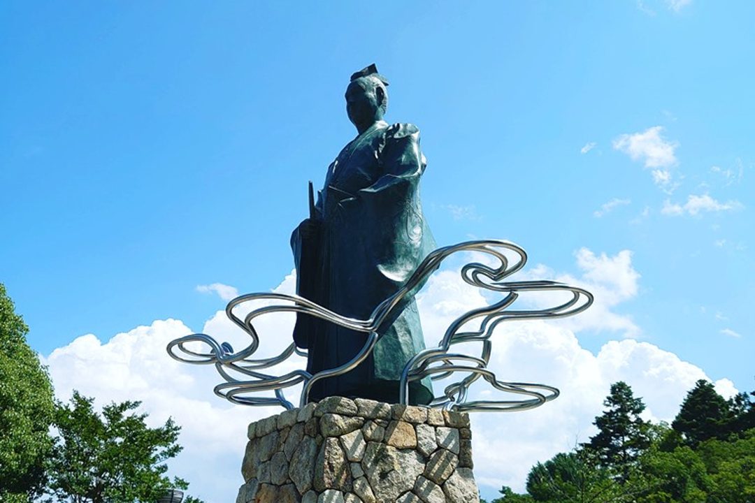 明智光秀が丹波攻めの居城とした亀山城跡周辺をめぐり、風情ある城下町を 散策、地元に愛される仕出し店で食事をし、最後は京都大河ドラマ館へ