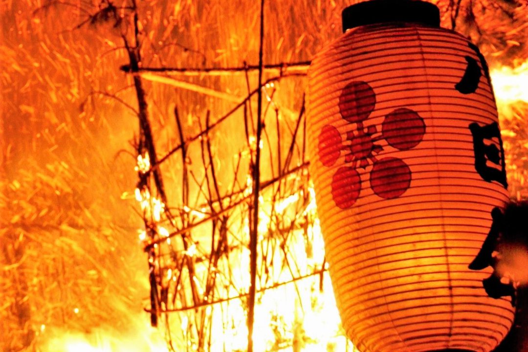 伝説が息づく嵯峨野巡り 清凉寺の大念仏狂言と天を焦がすお松明式へ