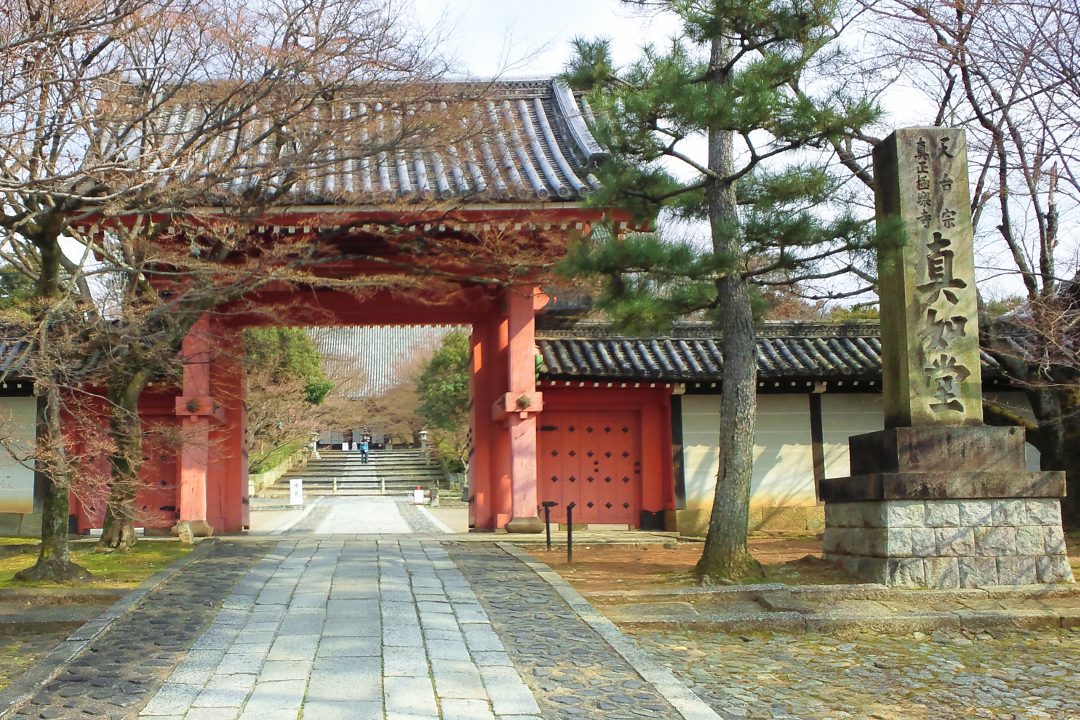 岡崎・黒谷界隈さんぽ 釈迦入滅を極彩色で描く真如堂「涅槃図」拝観へ