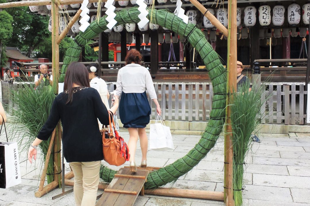 前半年の災厄を清め祓い後半年の無病息災を願う夏越祓・茅の輪くぐりへ