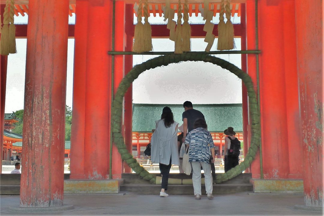 平安神宮・茅の輪くぐり 無病息災を願う夏越祓へ 東山の神社で諸願成就