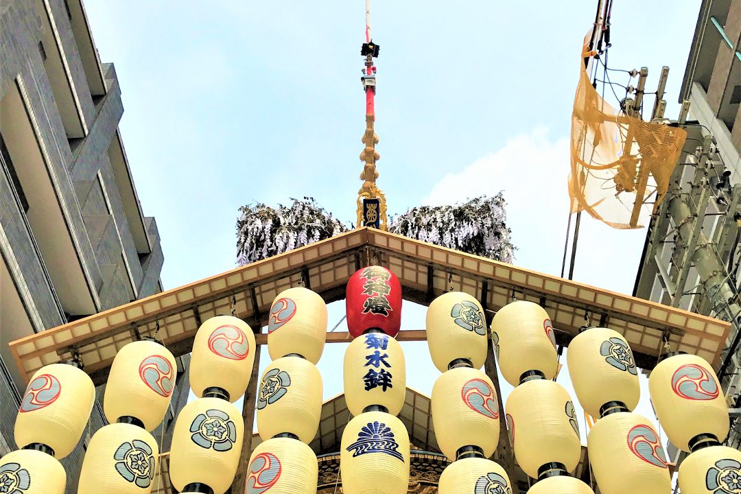 祇園祭・宵山の賑わいと絢爛豪華な山鉾の迫力をイヤホンガイドで生解説