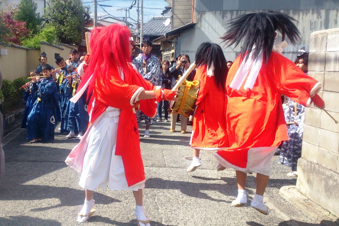 風流傘の下で無病息災 奇祭で人気のやすらい祭を最後までたっぷり堪能!