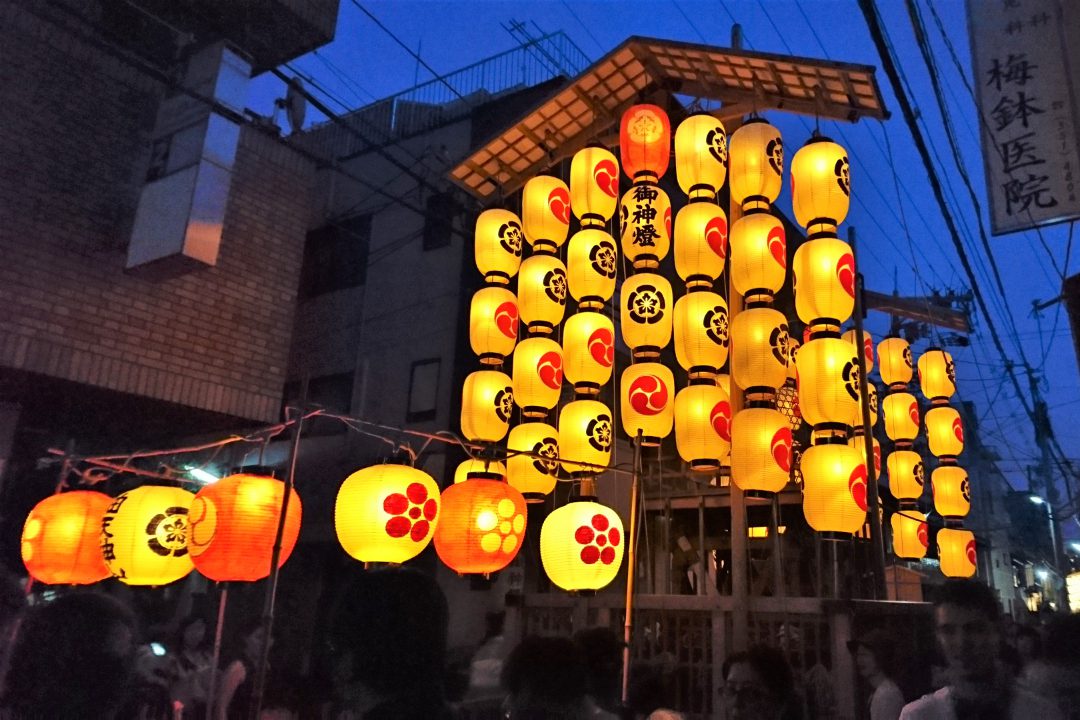賑わう宵山の山鉾めぐりをイヤホンガイドで生解説 京町家で抹茶&和菓子♪