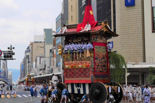 祇園祭・後祭の山鉾巡行 イヤホンガイドを用いた若村講師の解説付観覧へ – オウンドメディア