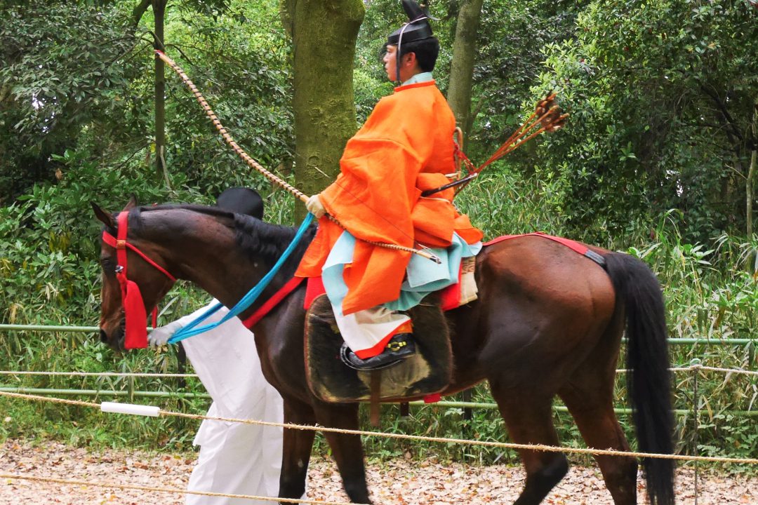 疾走する馬上で矢を放つ流鏑馬を観覧席で観賞!葵祭を清め祓う神事へ