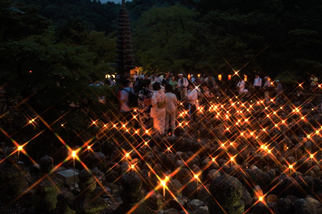 晩夏の嵯峨野の風物詩 化野念仏寺の千灯供養と夕暮れの嵐山嵯峨野巡り