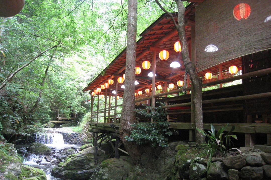 京都の奥座敷・雲ヶ畑へ 洛雲荘「川床料理」と秘境・惟喬神社を訪ねて