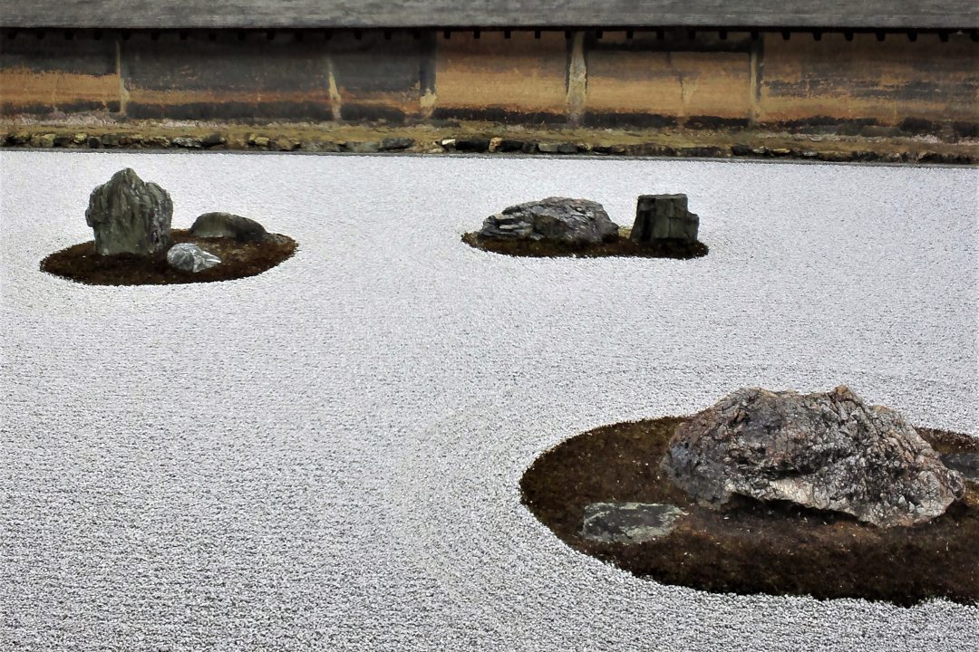 十五の石に秘められた深き謎に包まれる石庭と平安時代の三天皇陵巡拝